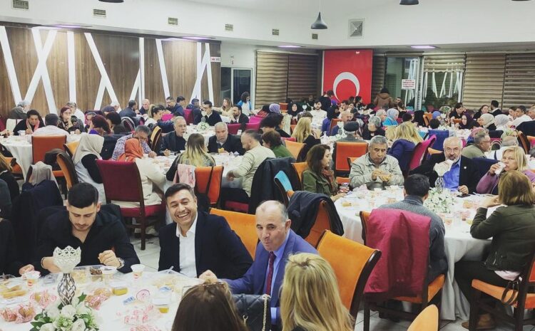  Bayraklı Havuz Kafe ve Düğün Salonunda İftar Yemeği Düzenledik