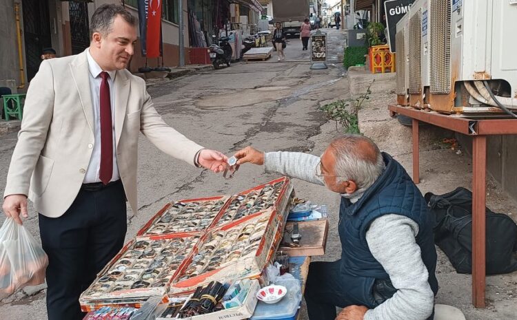  34 yıldır Bayraklı’nın saatçisi zaman ayarını yapan usta, elleriyle bizlere hizmet sunan Şahin ustaya, biz de uğrayalım dedik..Daha nice yıllara Şahin Usta..#bayraklıdaümitvar